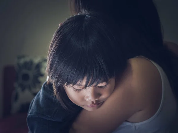 Feche-se menino triste sendo abraçado por sua mãe em casa. Conceito de paternidade, amor e união . — Fotografia de Stock