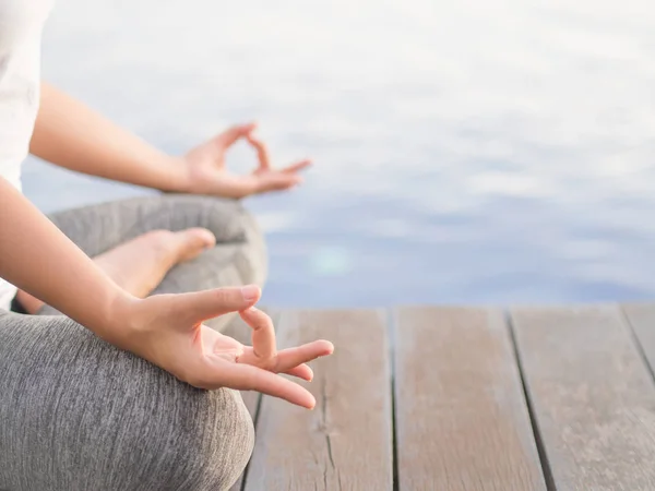 Closeup Aziatische vrouw yoga in de openlucht achtergrond. Concept van gezonde levensstijl en ontspanning. — Stockfoto
