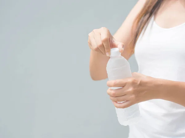 Felice bella giovane donna che tiene in mano una bottiglia d'acqua potabile. Concetto sanitario . — Foto Stock