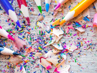 Ahşap arka plan üzerinde renkli kalem talaş ile renkli kalemler. Geri okul kavramı.