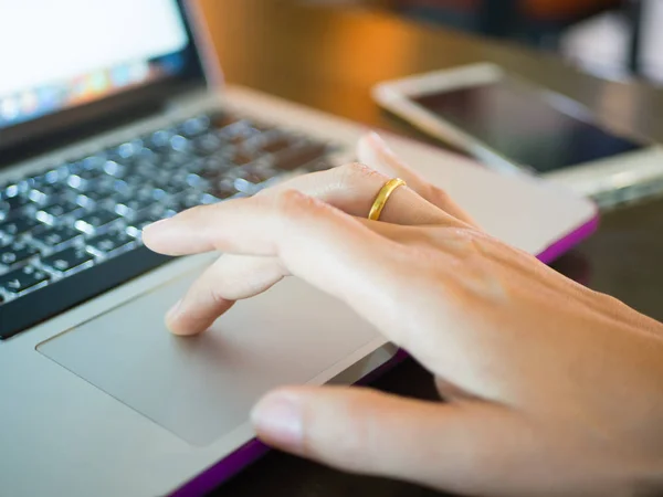 Крупним планом жіноча рука в кафе працює на її ноутбуці. Концепція бізнес фінансів та освіти . — стокове фото