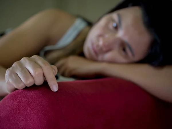 Close-up op hand van triest depressieve vrouw zittend op de Bank. — Stockfoto