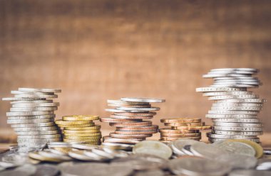 Tatlı paralar birbirlerine farklı pozisyonlarda yığılmış. Para tasarrufu kavramı.