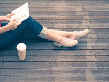 Retro tarzı güzel bir genç beyaz kadının açık bir kitap okuma. Eğitim ve okul kavramı geri.