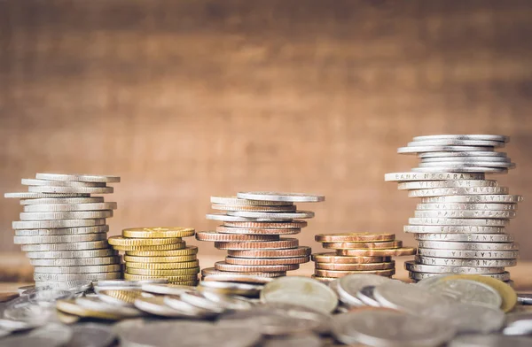 Tatlı paralar birbirlerine farklı pozisyonlarda yığılmış. Para tasarrufu kavramı.