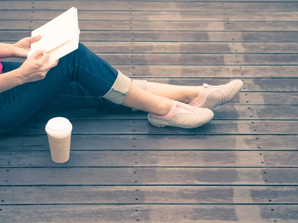 Retro tarzı güzel bir genç beyaz kadının açık bir kitap okuma. Eğitim ve okul kavramı geri.