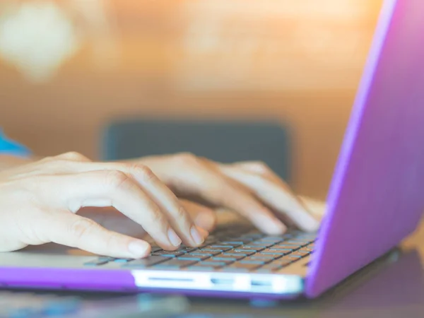 Closeup jonge zakenvrouw typen op laptopcomputer op kantoor café. Financiën en onderwijs bedrijfsconcept. — Stockfoto