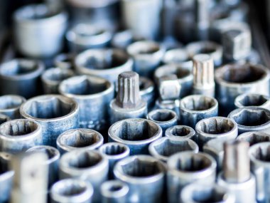 Closeup farklı boyut otomobil yedek parçaları bir araya getirmek çok.