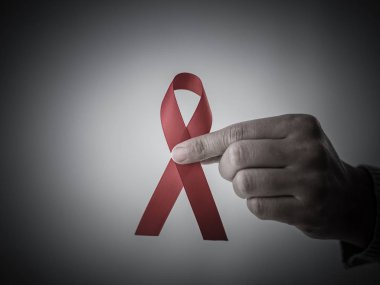 Kırmızı kurdele HIV, Dünya AIDS günü bilinçlendirme şerit tutan kadın eller. Sağlık ve tıp kavramı.