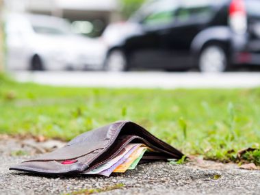 Kayıp deri cüzdan para ile damla kaldırımda para kavramı, kopya alanı üst kaybetti.