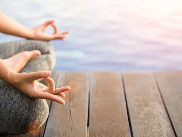 Closeup vrouw yoga vinger op handen in soft focus Sea... achtergrond met de natuur rondom. Concept van gezonde levensstijl en ontspanning. — Stockfoto