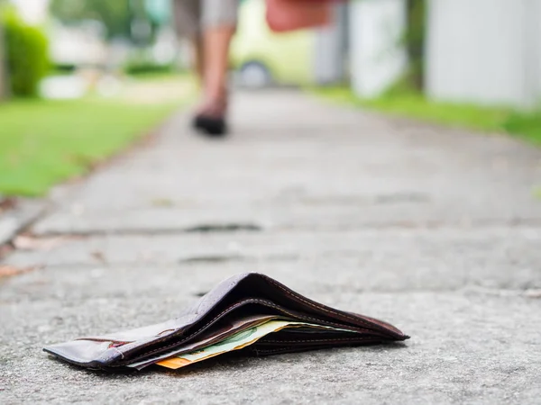 Kayıp deri cüzdan para ile damla kaldırımda para kavramı, kopya alanı üst kaybetti. — Stok fotoğraf