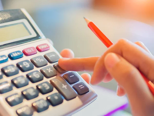 Feche a mão mulher de negócios usando uma calculadora com lápis vermelho no escritório do café. Conceito de finanças e educação empresarial . — Fotografia de Stock