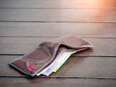 Boş bankta, kayıp para kavramı, para ile deri cüzdan kayıp uzay üstüne kopyalamak.