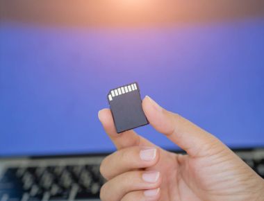 Bellek kartı tutan Closeup el