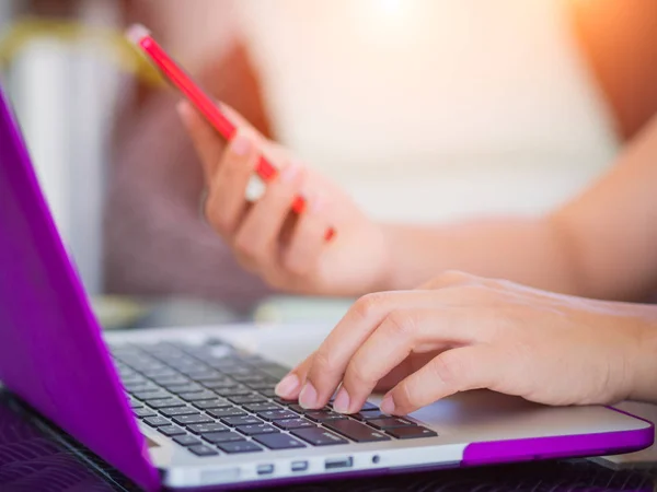 Closeup ženské ruce psaní na klávesnici pro laptop. Žena pracující doma úřadu koncept. — Stock fotografie