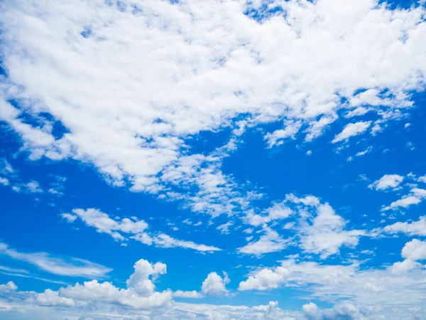Weiche Fokussierung aus fantastischen weißen Wolken gegen blauen Himmel an sonnigen Tagen. — Stockfoto