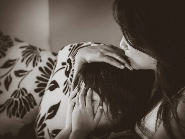 Triste niño y mamá — Foto de Stock