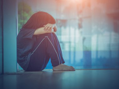 Yumuşak küçük çocuk mutsuz mutsuz stitting boş odada odaklanmak 