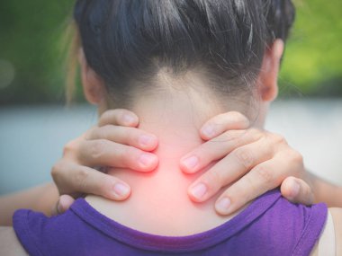 Ona boyun ağrılı yaralanma tarafından dokunmadan atletik genç kadın,