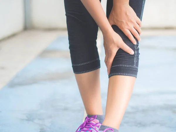 Fechamento corredor esporte lesão no joelho. Mulher com dor enquanto corre. S — Fotografia de Stock