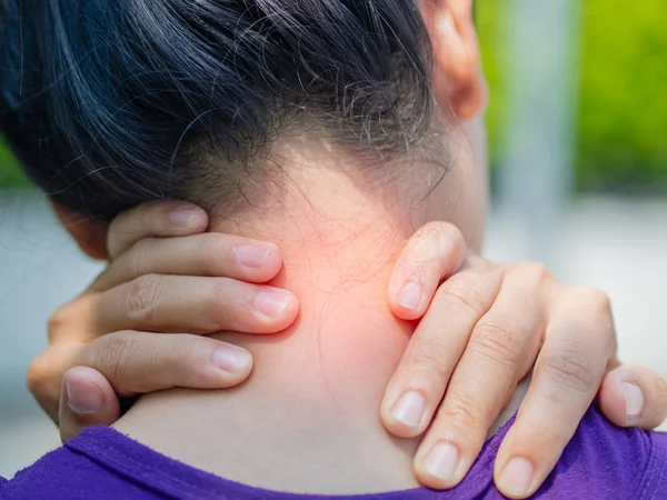 Sportovní mladá žena dotýká krku bolestivé zranění, — Stock fotografie