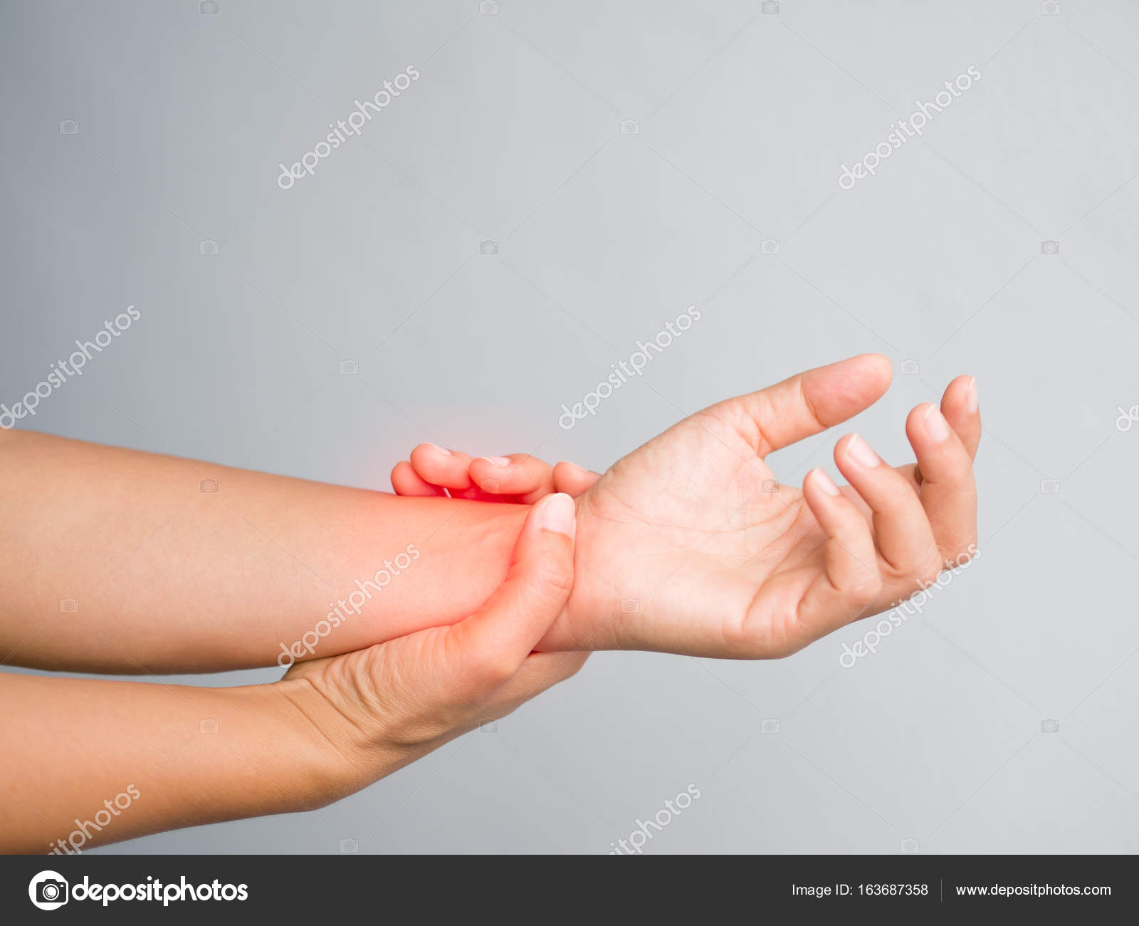 рука на колене девушки. пара руки. поврежденная рука женщины. ева арнольд.