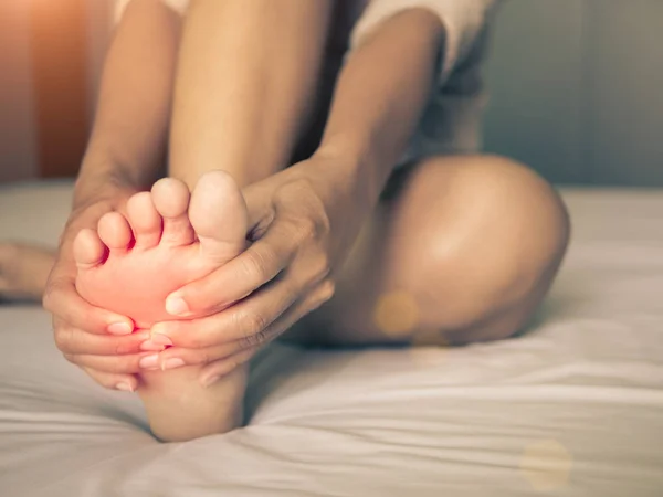 Concepto de atención médica. mujer masajeando su doloroso pie , — Foto de Stock