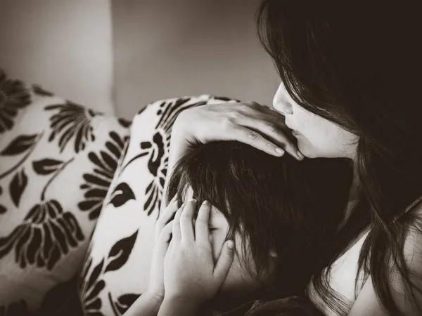 Triste petit garçon et maman — Photo