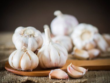 Tatlı diş sarımsak, sarımsak ampul hasır sepet içinde 