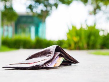 Para damla kaldırımda kayıp deri cüzdan 