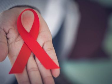 Tatlı kadın el holding kırmızı kurdele HIV, Dünya AIDS günü