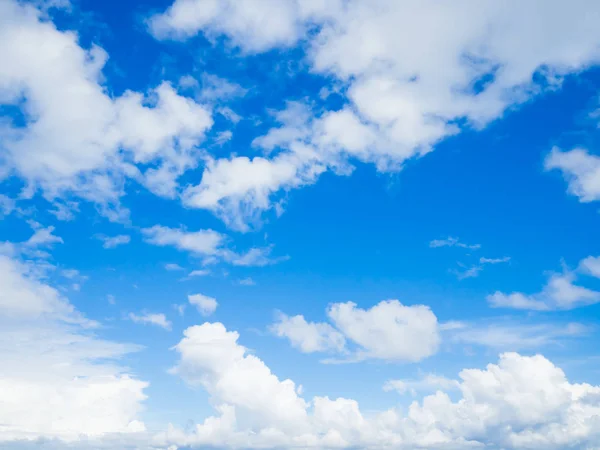 Weiche Fokussierung aus fantastischen weißen Wolken gegen blauen Himmel an sonnigen Tagen — Stockfoto