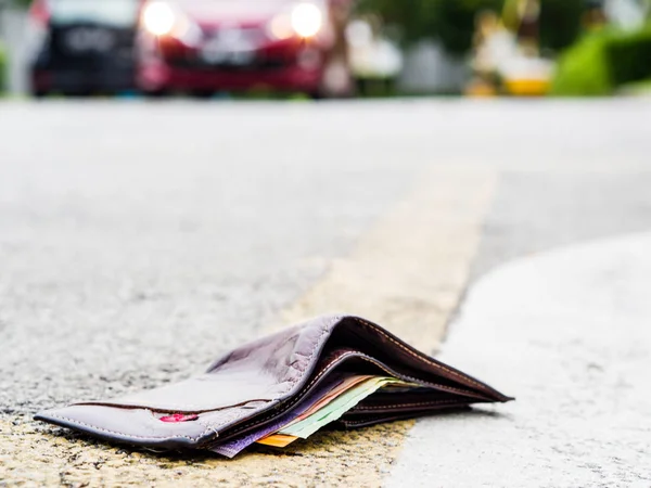 Kayıp deri cüzdan para damla yolda , — Stok fotoğraf