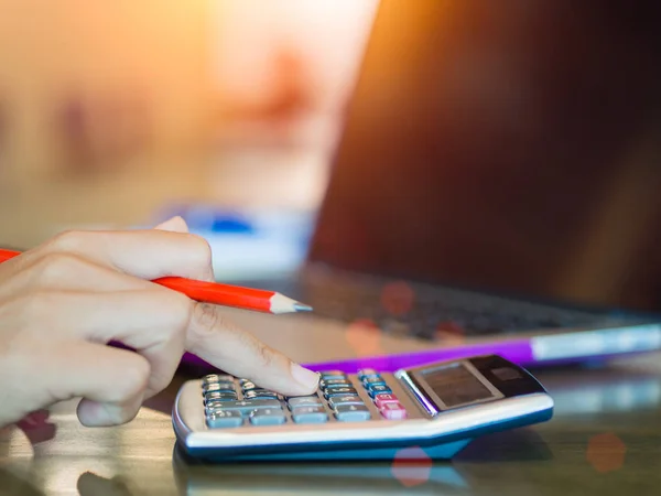 Vrouw die met Rekenmachine, bedrijfsdocument en laptop werkt — Stockfoto