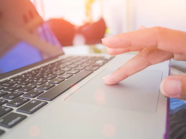 Closeup vrouwelijke handen laptop toetsenbord. — Stockfoto