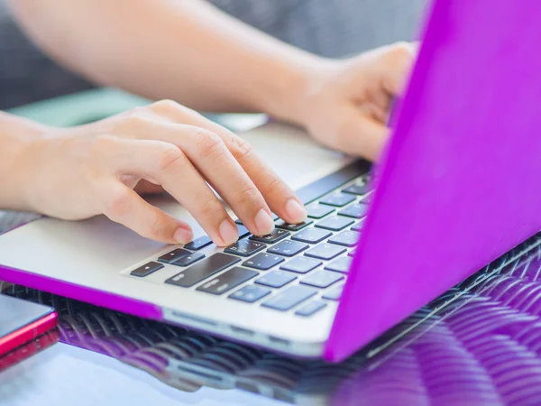 Closeup vrouwelijke handen laptop toetsenbord. — Stockfoto