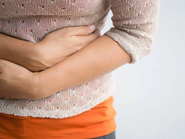 Mooie jongedame met pijnlijke buikpijn. — Stockfoto