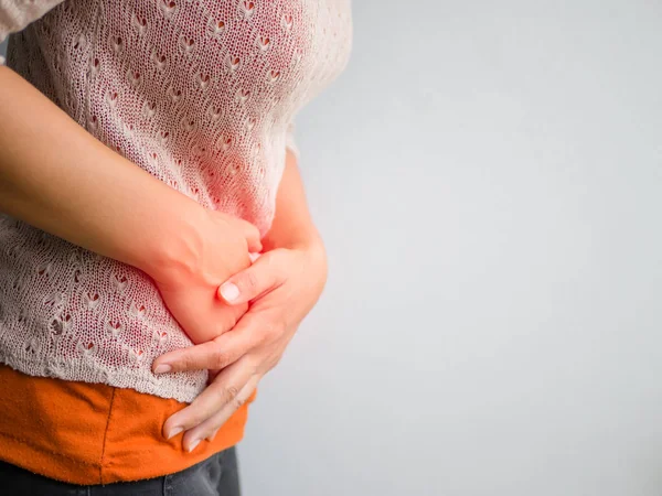 Acı karın ağrısı olan genç güzel kadın.