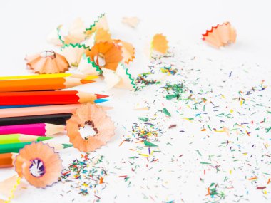 Renkli kurşun kalem talaş ile renkli kalemler 