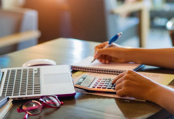 Mulher trabalhando com calculadora, documento de negócios e laptop — Fotografia de Stock