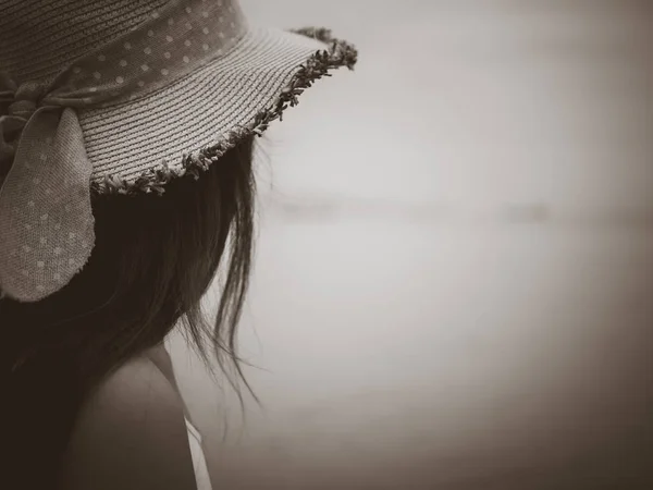 Черно-белая одинокая и депрессивная женщина — стоковое фото