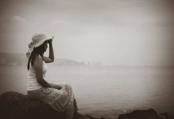 Черно-белая одинокая и депрессивная женщина — стоковое фото