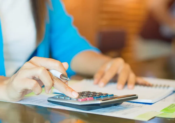 Fechar mão mulher de negócios usando uma calculadora — Fotografia de Stock