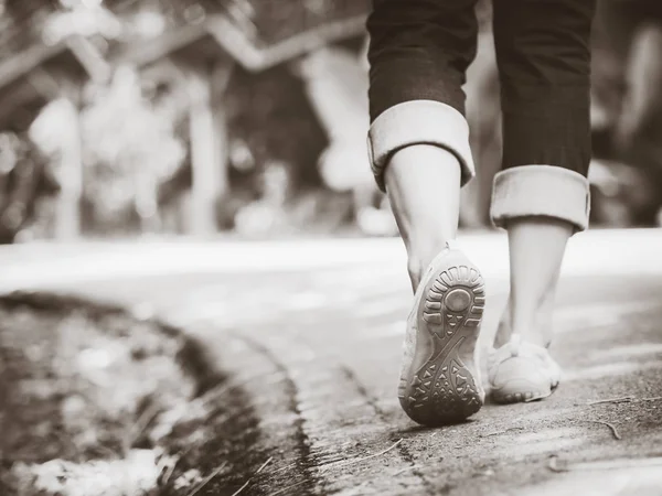 Black and white woman walking towards on the road side. — Stock Photo, Image