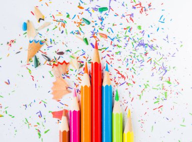 Beyaz arka plan üzerinde renkli kalem talaş ile renkli kalemler