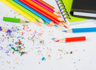 Renkli kurşun kalem talaş ile renkli kalemler 