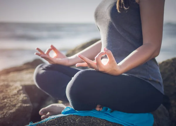Concepto de yoga. Primeros planos mujer mano practicando yoga por la playa — Foto de Stock