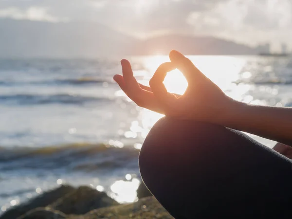 Концепция йоги. Женщина с крупным планом практикует йогу на пляже — стоковое фото
