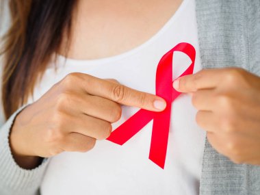 Tatlı kadın el holding kırmızı kurdele HIV, Dünya AIDS günü 